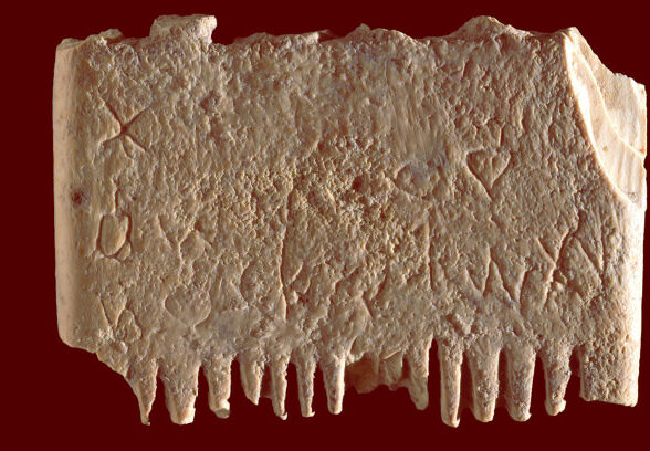 Een antieke luizenkam blijkt ineens een boodschap uit een ver verleden te hebben