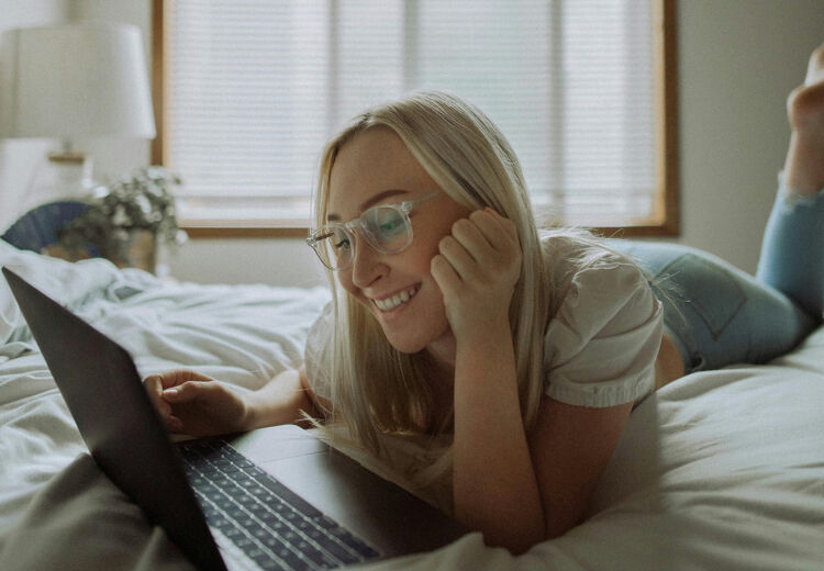 Veel mensen mijden het nieuws omdat het vaak over oorlog of natuurrampen gaat. Ze worden daar somber van.