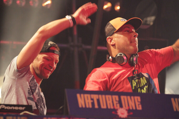 Charly Lownoise en Mental Theo maakten een aantal klassieke happy-hardcore-nummers.