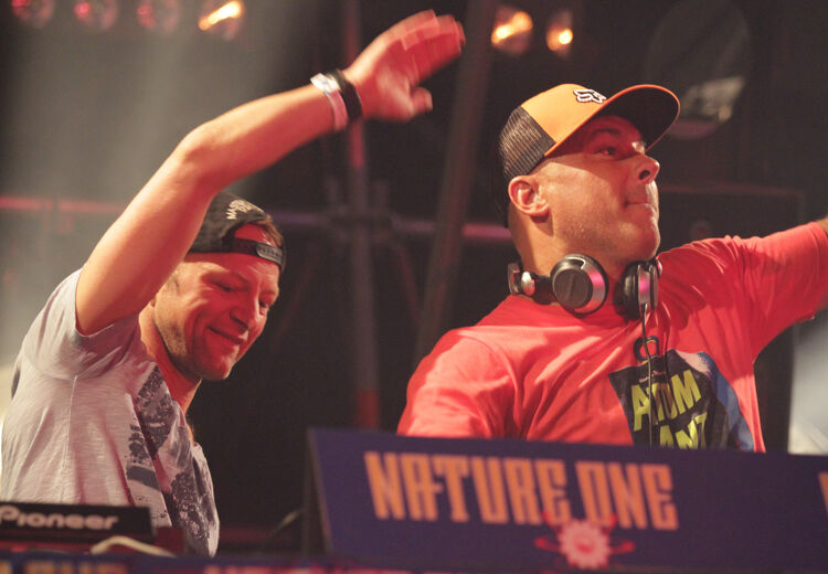 Charly Lownoise en Mental Theo maakten een aantal klassieke happy-hardcore-nummers.