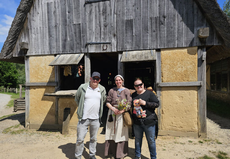 Noortje en Robin bij het PreHistorisch Dorp. Ze kijken of het museum leuk en makkelijk te begrijpen is voor iedereen.