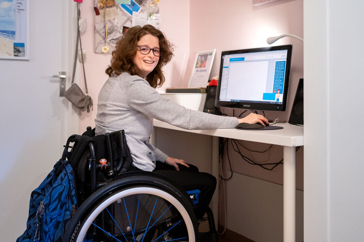 Selina: 'Het is fijn dat moeilijke woorden in de vragen blauw zijn gemaakt. Dan kun je naar de uitleg luisteren'.