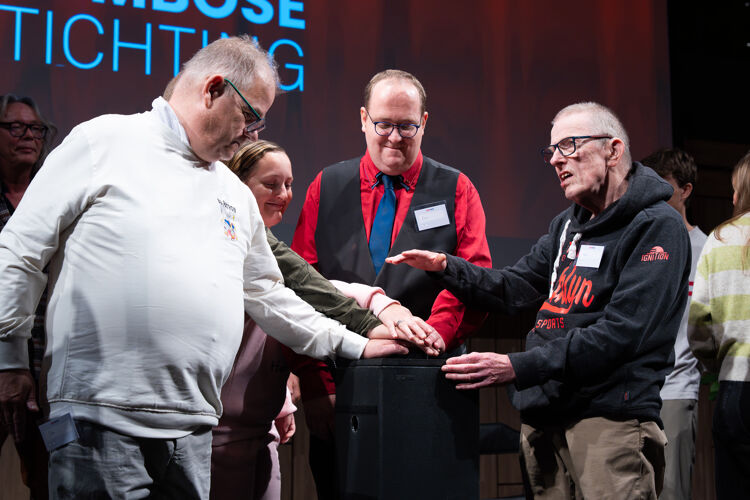 Door samen op de knop te drukken, werd de website voor iedereen bereikbaar.