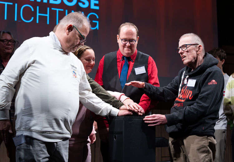 Door samen op de knop te drukken, werd de website voor iedereen bereikbaar.