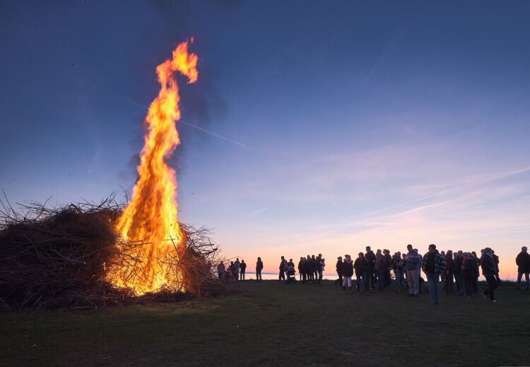 Weetje Sommige paasvuren zijn zo groot dat je het vuur al van kilometers ver kunt zien.