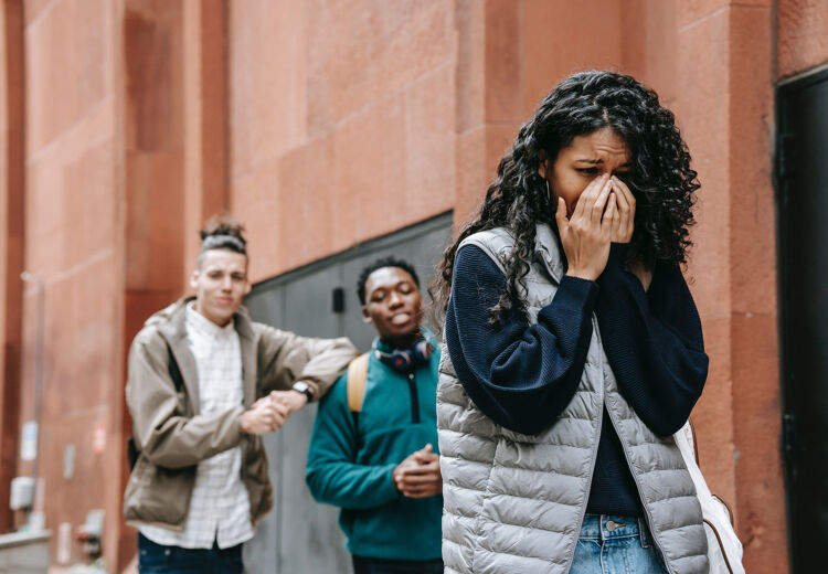 Als de situatie bedreigend of gevaarlijk lijkt te worden, kun je het beste bij de pester vandaan lopen.