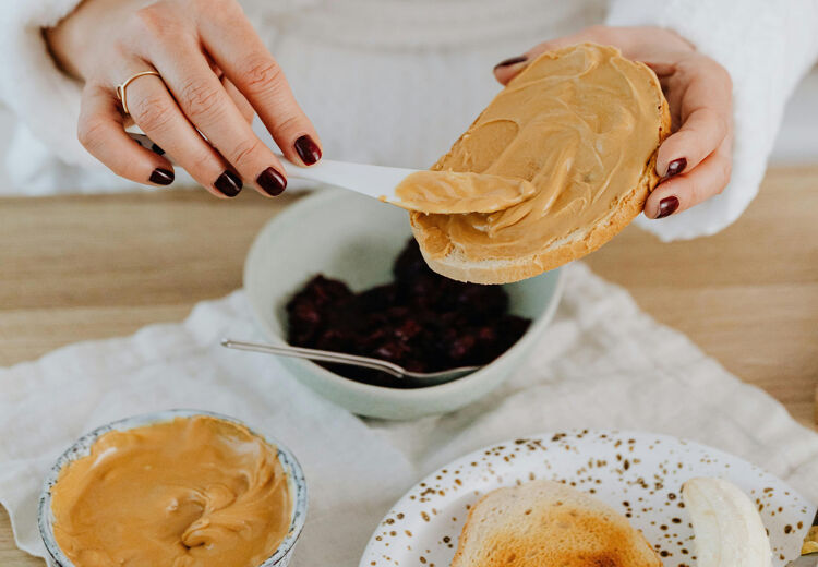 In ons kleine landje eten we per jaar meer dan 20 miljoen potten pindakaas.