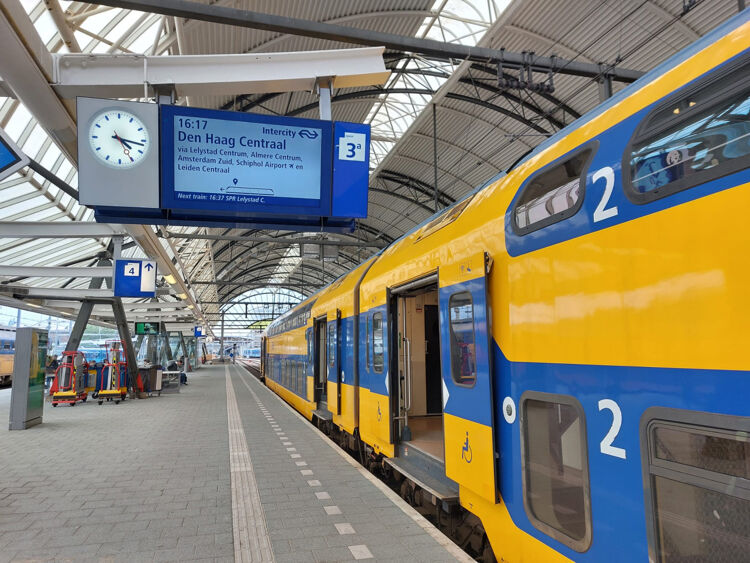 Veel mensen wachten elke dag op precies dezelfde plek op het perron. Zonder te weten dat het ergens anders rustiger is.