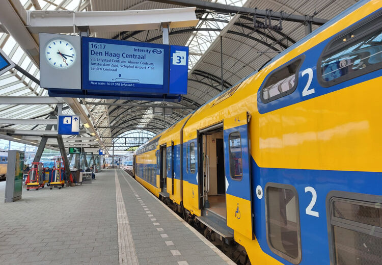 Veel mensen wachten elke dag op precies dezelfde plek op het perron. Zonder te weten dat het ergens anders rustiger is.