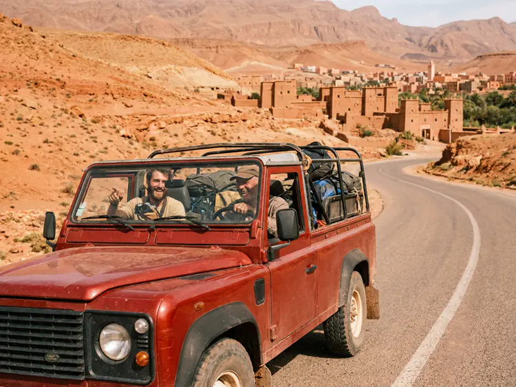 Een roadtrip is een lange reis over de weg waarbij de reis zelf een belangrijk deel van het avontuur is.