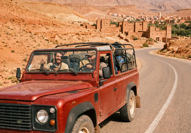 Een roadtrip is een lange reis over de weg waarbij de reis zelf een belangrijk deel van het avontuur is.