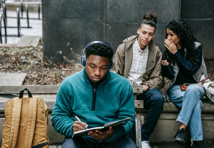Wist je dat roddelen soms helpt om vriendschappen sterker te maken, omdat je samen geheimen deelt?