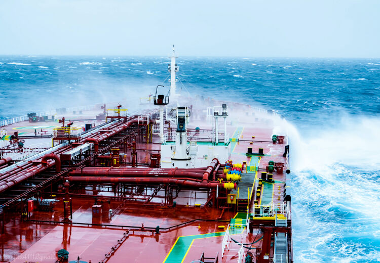 Een grote tanker heeft 9 kilometer nodig om tot stilstand te komen als ze op volle vaart van 30 km per uur beweegt.