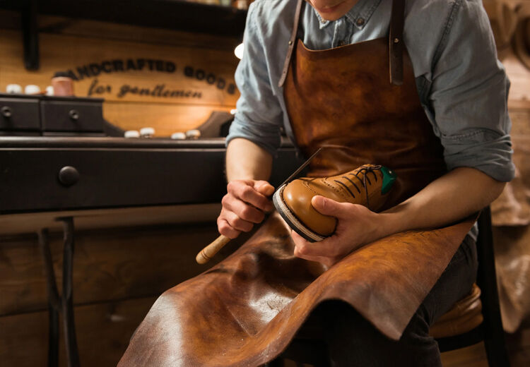 Als schoenmaker repareer je schoenen en andere lederen producten zoals jassen en tassen.