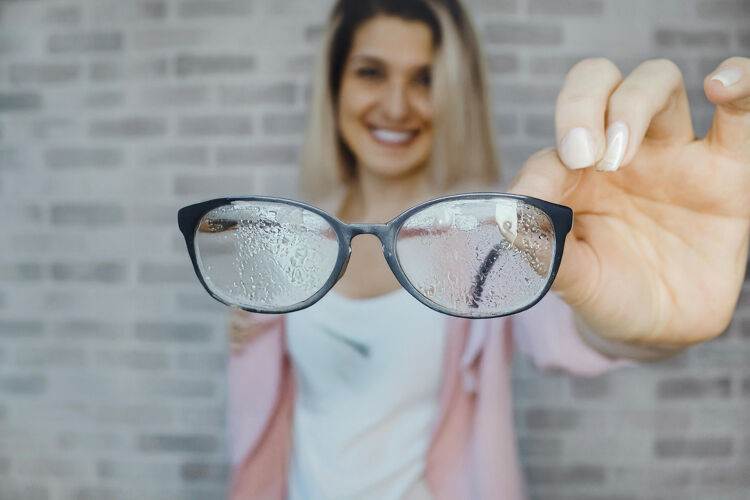 Een bril kan per dag wel meer dan honderd kleine vetvlekjes krijgen door vingers en huid.