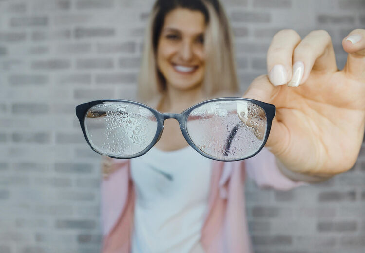 Een bril kan per dag wel meer dan honderd kleine vetvlekjes krijgen door vingers en huid.
