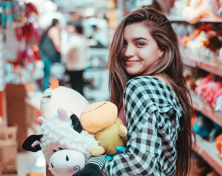 Cadeautjes hoeven niet duur te zijn. In de kringloopwinkel vind je vaak de mooiste spullen voor een koopje.