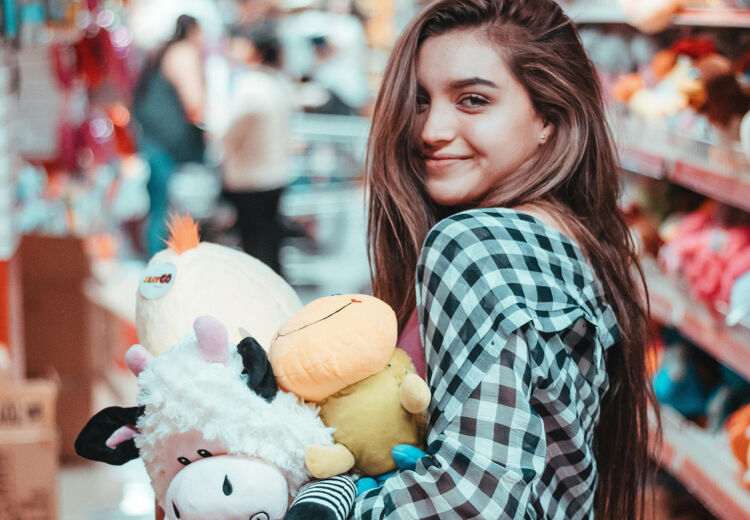 Cadeautjes hoeven niet duur te zijn. In de kringloopwinkel vind je vaak de mooiste spullen voor een koopje.