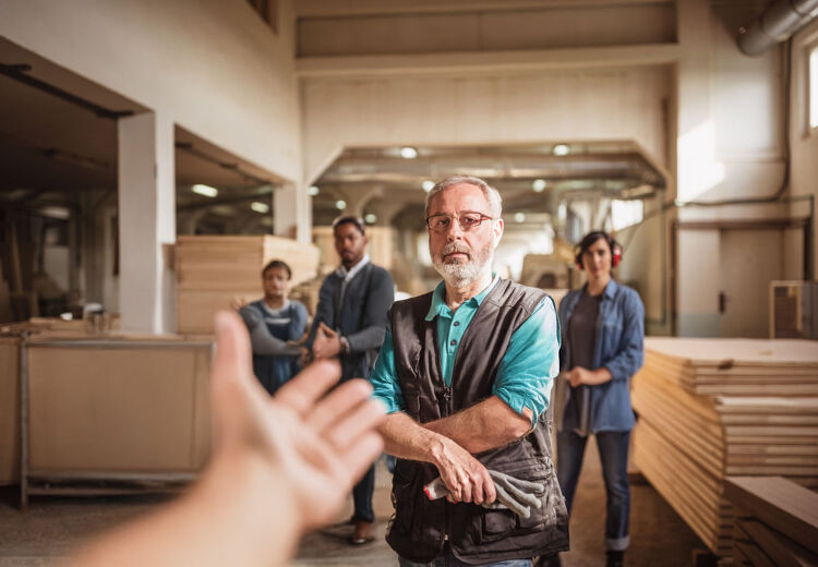 Geef een stevige handdruk, maar knijp ook weer niet zo hard dat je de vingers van de werkgever pijn doet.
