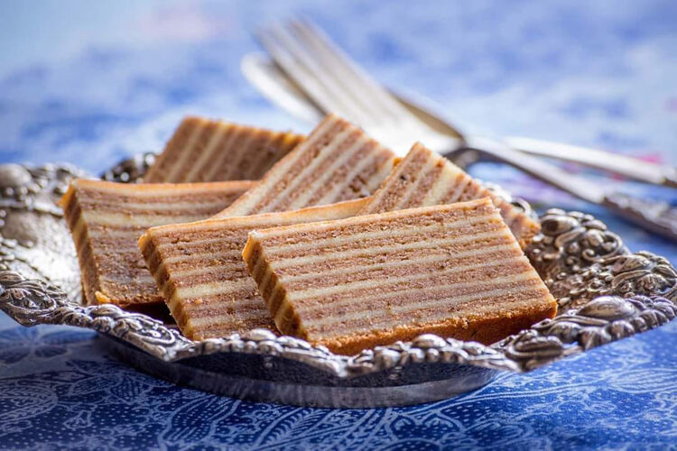 Bij Indische Nederlanders mag de spekkoek op geen enkele verjaardag, trouwerij of feest ontbreken.