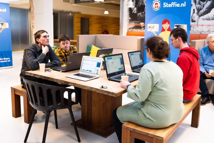 Het testpanel kijkt of de uitleg van Steffie over stemmen makkelijk genoeg is.