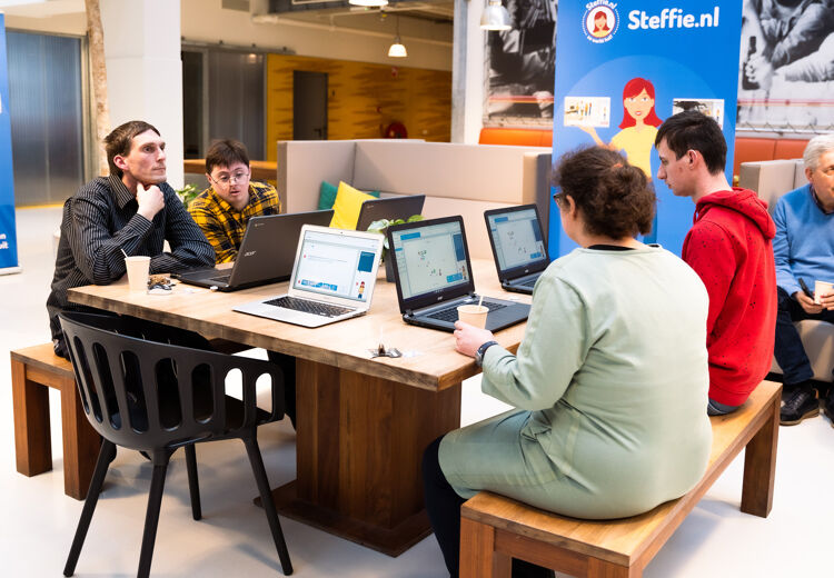 Het testpanel kijkt of de uitleg van Steffie over stemmen makkelijk genoeg is.