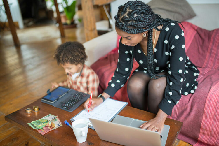 Vraag een bekende om je te helpen als je het lastig vindt of bel gratis de BelastingTelefoon via 0800 - 0543.