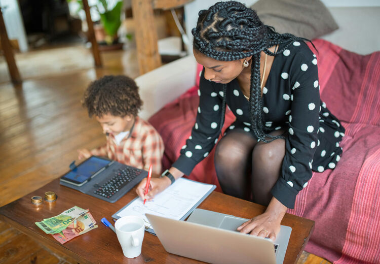 Vraag een bekende om je te helpen als je het lastig vindt of bel gratis de BelastingTelefoon via 0800 - 0543.