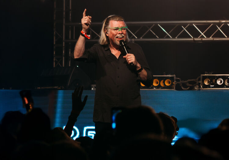 René Karst werd bekend door Atje voor de sfeer en groeide uit tot een vaste naam op feesten door heel Nederland.