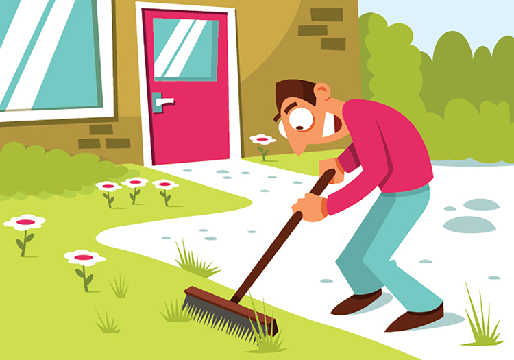 Trek een kleine metalen hark voorzichtig door het gras voordat je begint aan de gazonverzorging in het voorjaar.