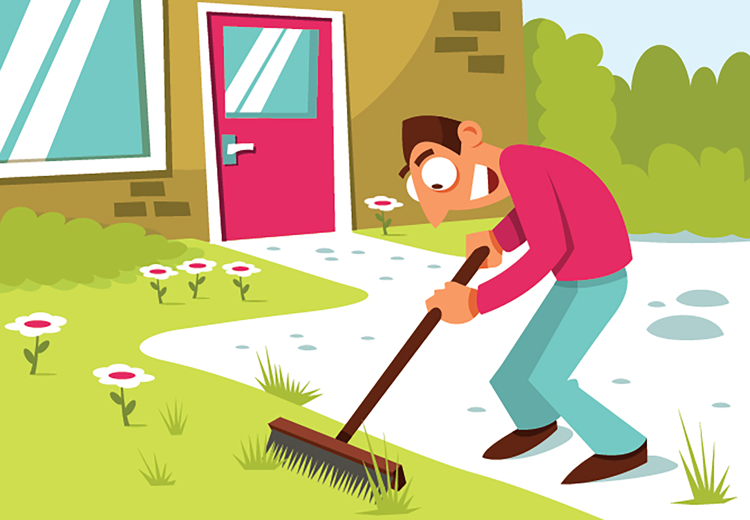 Trek een kleine metalen hark voorzichtig door het gras voordat je begint aan de gazonverzorging in het voorjaar.