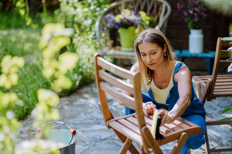 Met de juiste schoonmaakmiddelen heb jij jouw tuinmeubelen snel zomerklaar!
