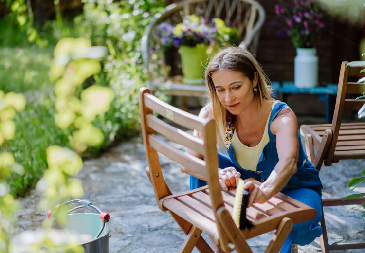 Met de juiste schoonmaakmiddelen heb jij jouw tuinmeubelen snel zomerklaar!