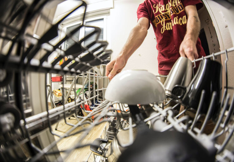 Gemiddeld gebruikt een vaatwasser 1 á 1.5 liter water per keer minder dan afwassen met de hand.