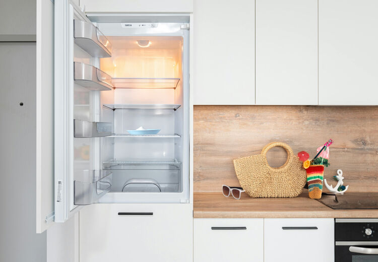 Een schaaltje baking soda in je koelkast kan geurtjes tot wel drie weken lang neutraliseren.