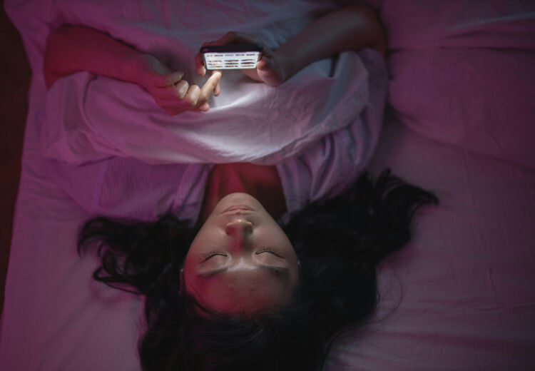 In Nederland zitten of liggen mensen gemiddeld ruim 6 tot 7 uur per dag achter een scherm.