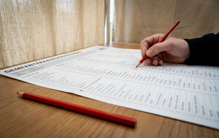 Sinds 1921 stemmen we met een rood potlood. Met de verkiezingen worden er vele miljoenen verbruikt.