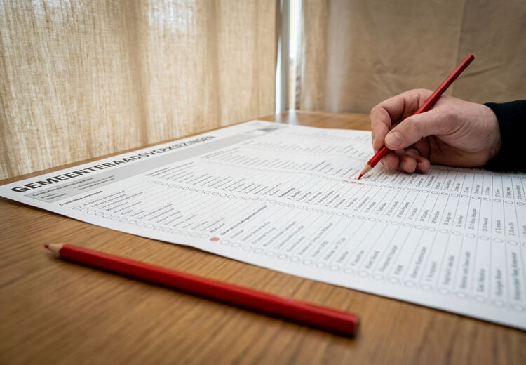 Sinds 1921 stemmen we met een rood potlood. Met de verkiezingen worden er vele miljoenen verbruikt.