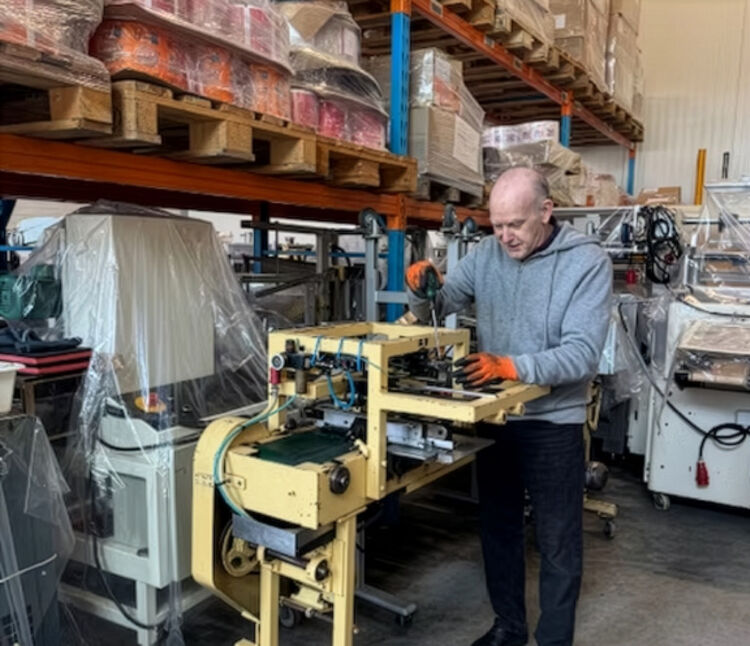 Ronald Punselie maakt een machine klaar voor de verkoop.