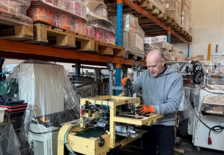 Ronald Punselie maakt een machine klaar voor de verkoop.