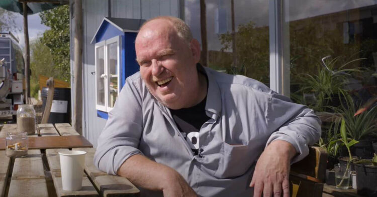 Het ging niet goed met Willem en hij kwam terecht bij de voedselbank. Nu helpt Willem andere mensen.