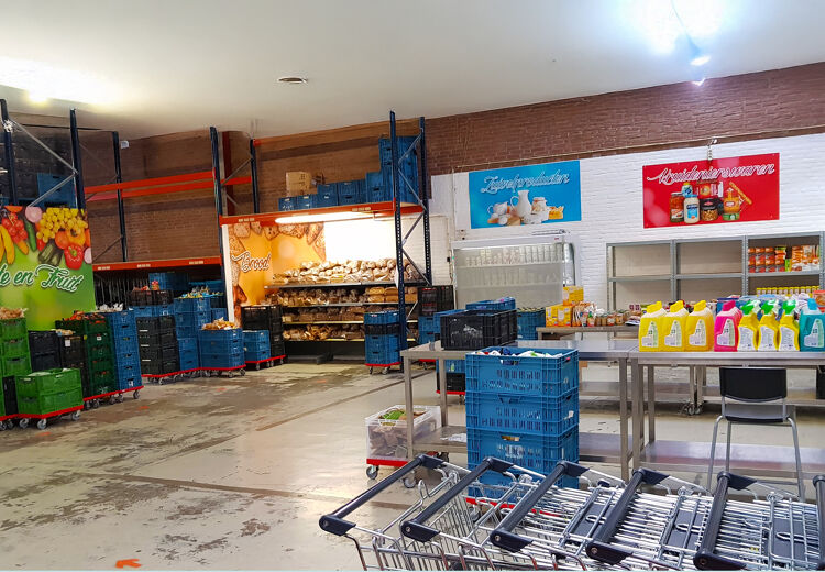 Bij de meeste voedselbanken is het net alsof je in een gewone supermarkt loopt.