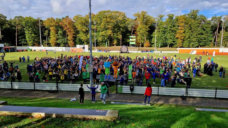 Deelnemers van ABCDate, ABCMaatje, Prokkel en bezoekers van Steffie op de Voetbalvriendendag