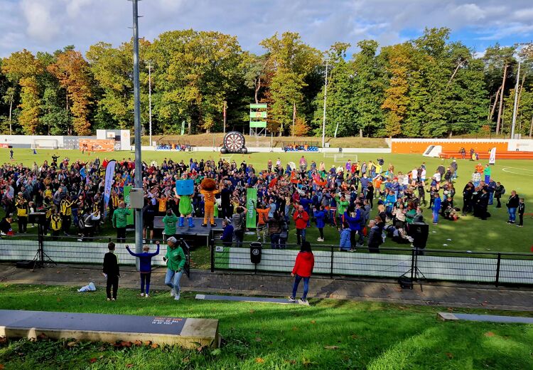Deelnemers van ABCDate, ABCMaatje, Prokkel en bezoekers van Steffie op de Voetbalvriendendag