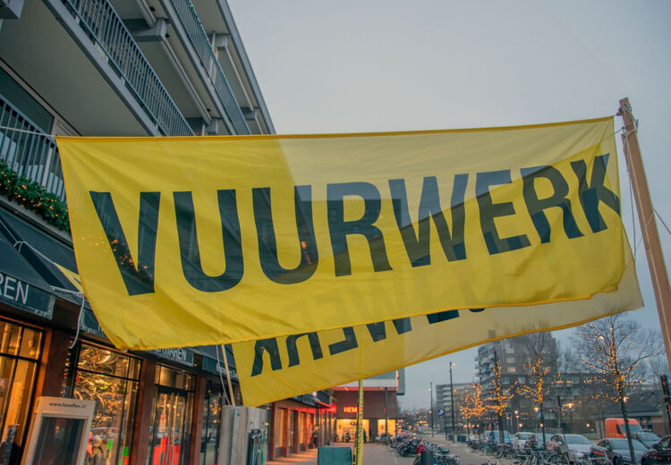 Een vuurpijl maakt zijn vrolijke kleur door poeder van metalen. Zo geeft koper groen licht en strontium rood licht.