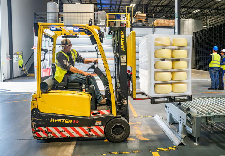 Om heftruckchauffeur te worden is het nodig een certificaat te halen en een korte opleiding te volgen.