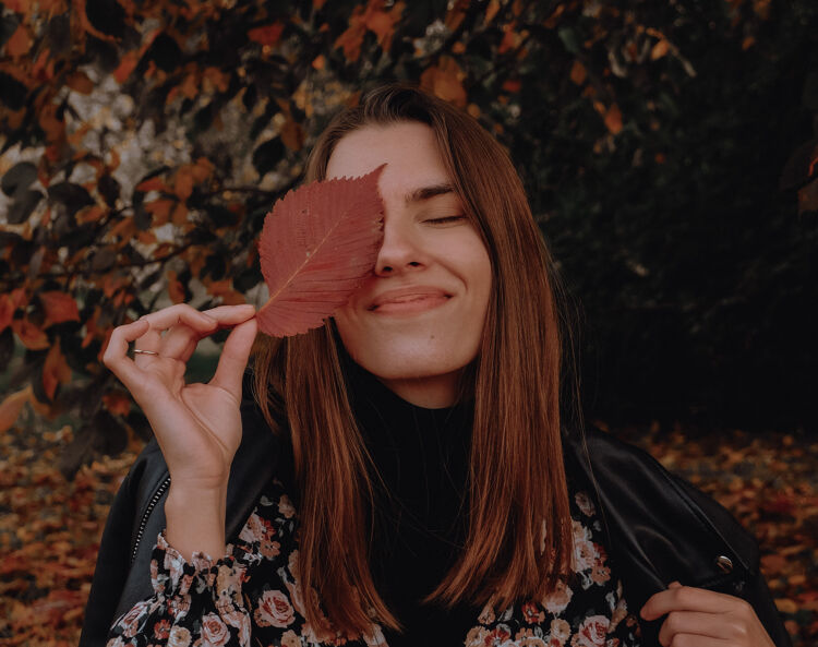 Door te weinig licht blijft het lichaam melatonine aanmaken. Hierdoor blijft iemand overdag slaperig en vermoeid.
