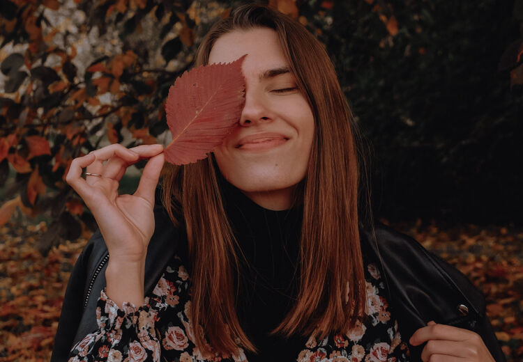 Door te weinig licht blijft het lichaam melatonine aanmaken. Hierdoor blijft iemand overdag slaperig en vermoeid.