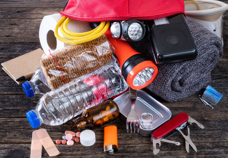 Veel mensen hebben al spullen in huis die goed in een noodpakket passen zonder dat ze het weten.