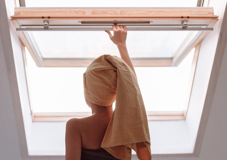 Omdat de energie zo duur is, zetten veel mensen de kachel laag en houden ze de ramen dicht. Dat is geen goed idee.